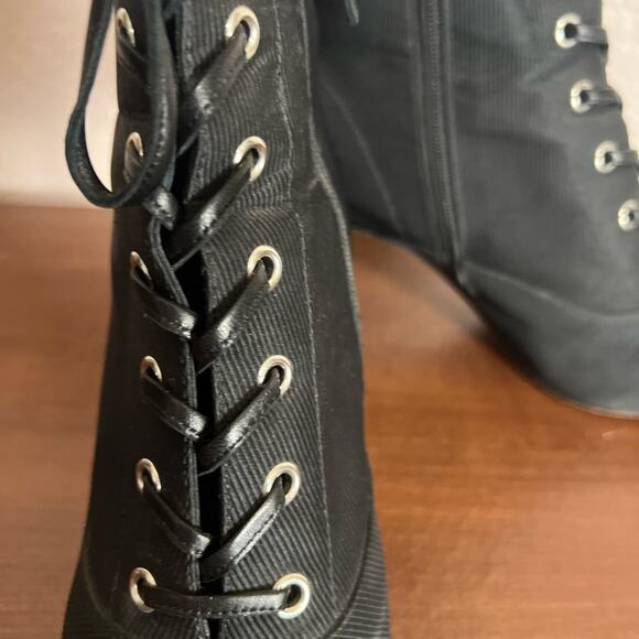 Gianvito Rossi Lace-Up Pointed Toe Bootie Ankle Heels Size 7 - Picture 2 of 6